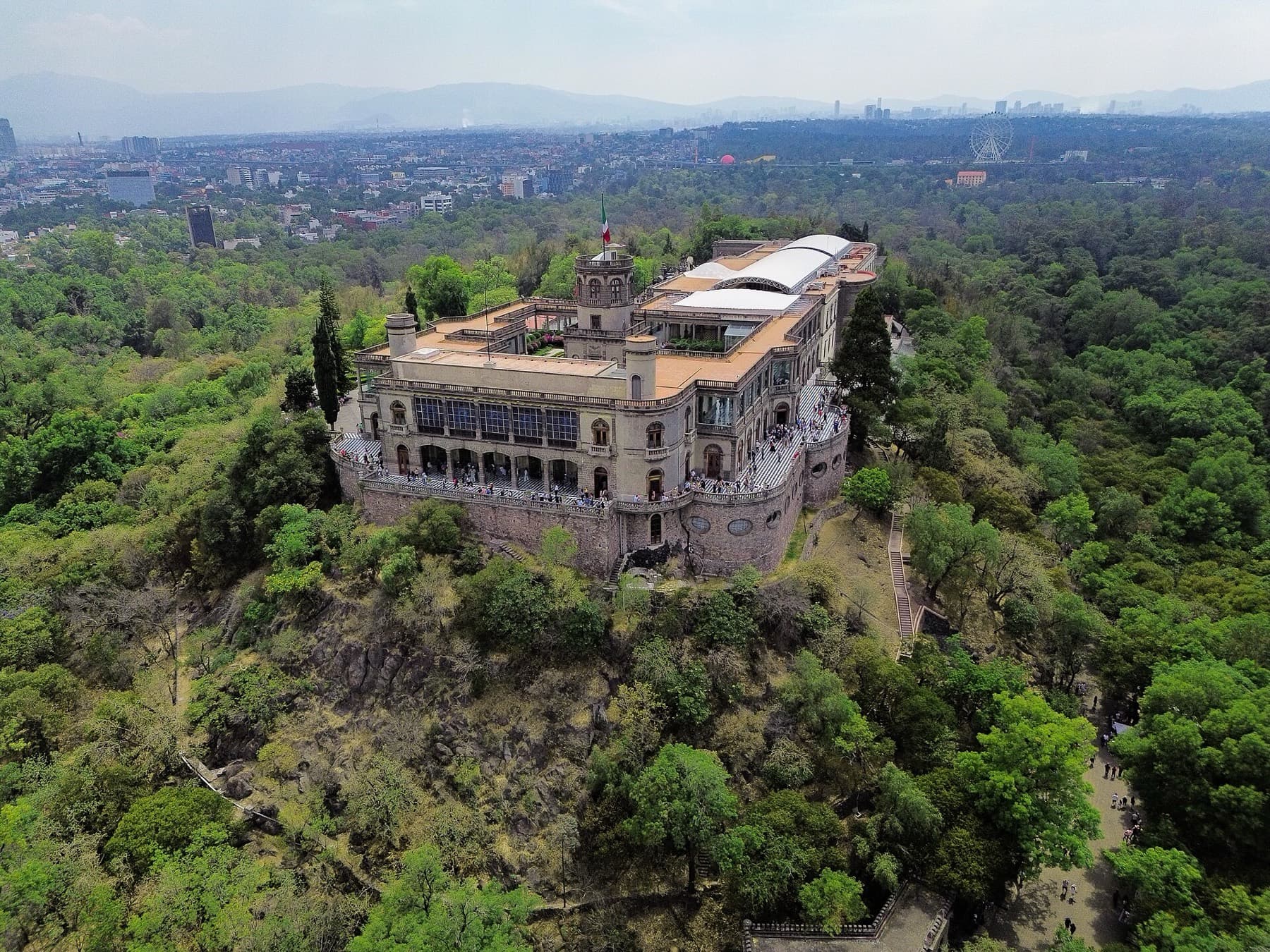 Vista aerea del Castillo de Chapultepec dentro del cerco de arboles del bosque.