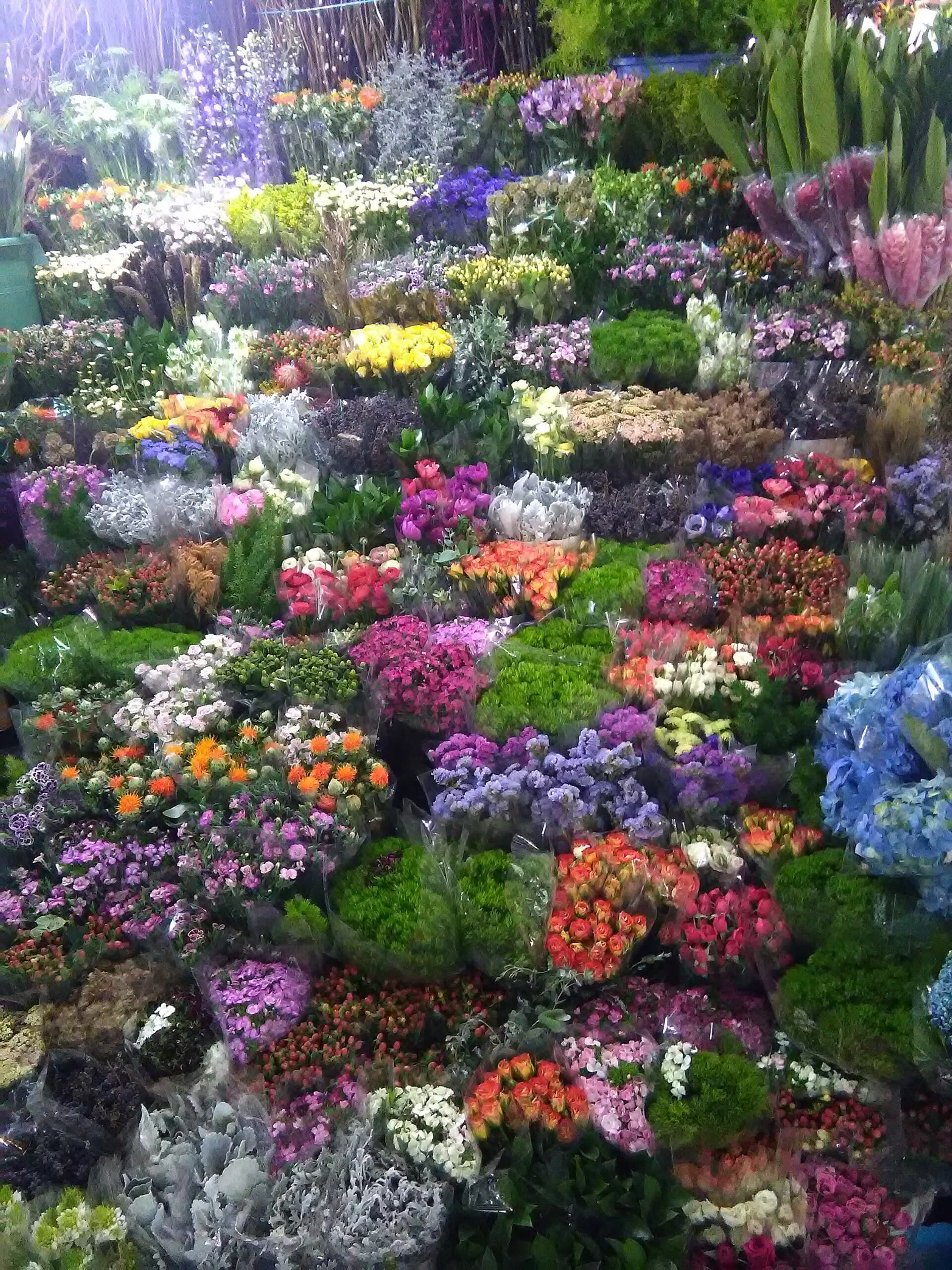 Muro de ramos de flores cortadas en un puesto del Mercado de Jamaica.