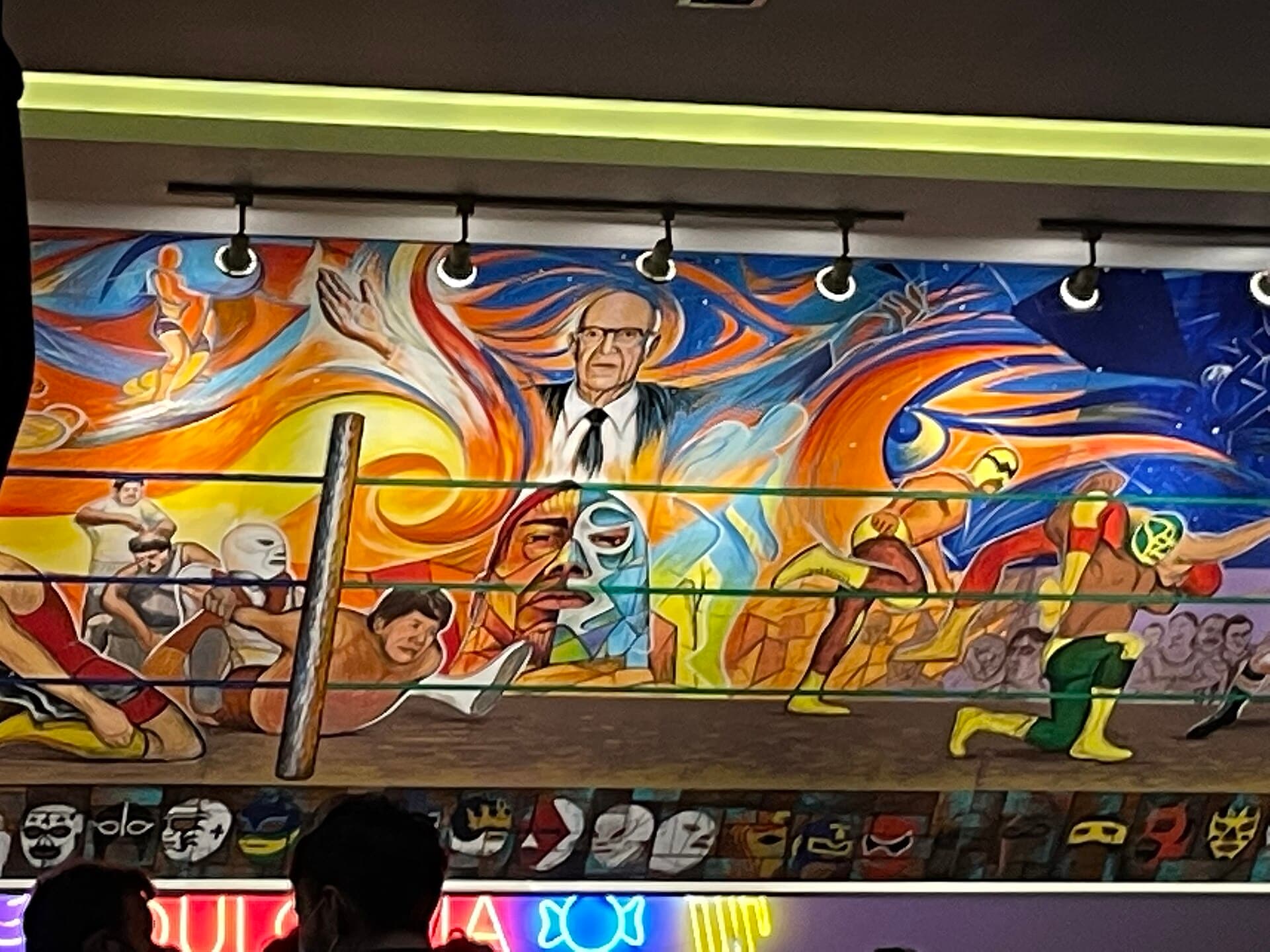 Mural sobre la historia de la lucha libre en la Arena Mexico.