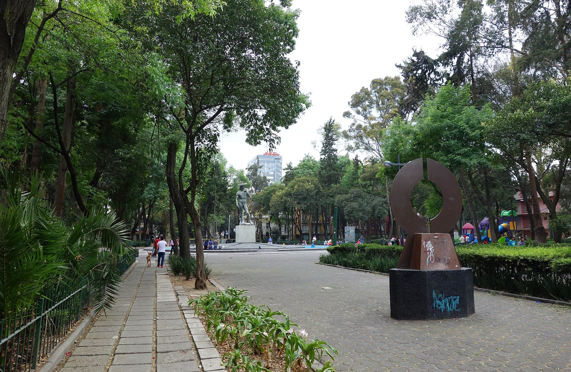 Plaza Rio de Janeiro, en la colonia Roma, con las casas porfirianas que la rodean.